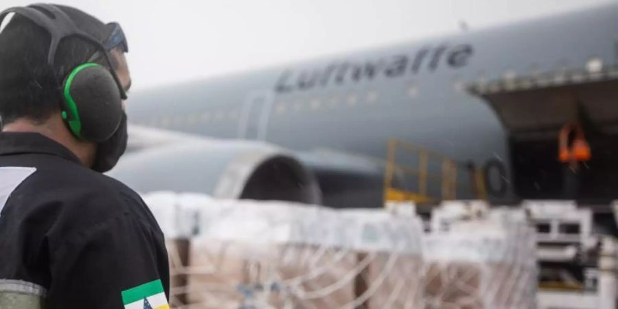 Der Airbus A310 der Flugbereitschaft wird auf dem Flughafen Manaus in Brasilien entladen. Foto: Jane Schmidt/Bundeswehr/dpa