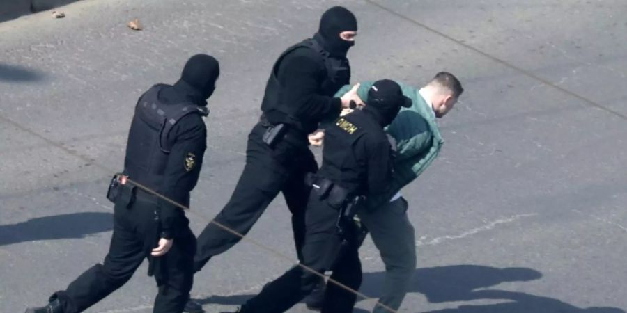 Sicherheitskräfte nehmen Demonstranten in Kiew fest