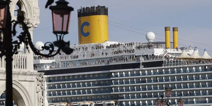 Bewohner sauer - Kreuzfahrtschiff legt unter Protesten in Venedig ab