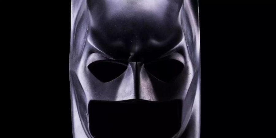 Die Maske, die Bruce Wayne in «Batman Forever» trug. Foto: -/Auktionshaus Hampel/dpa