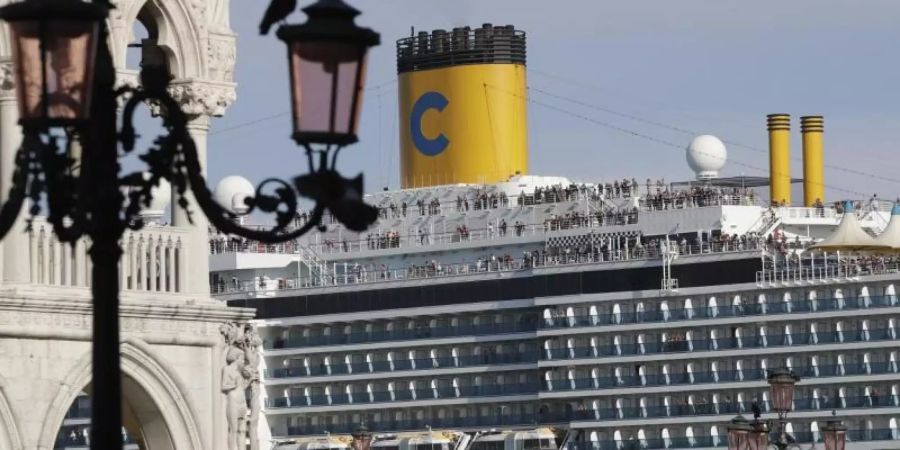 Das Kreuzfahrtschiff «Costa Deliziosa» fährt am Markusplatz in Venedig vorbei. Foto: Luca Bruno/AP/dpa