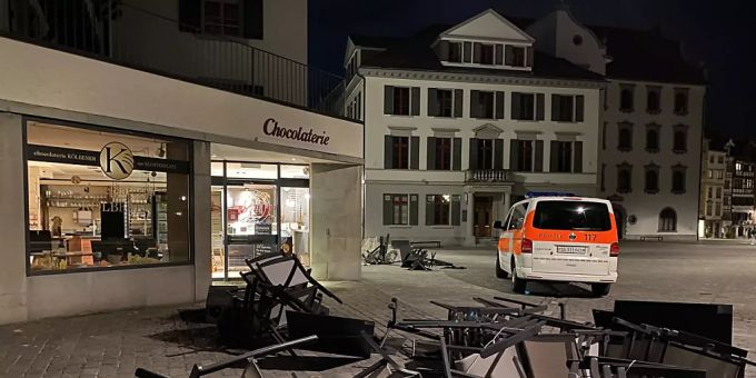 In der St. Galler Innenstadt ist es am Freitagabend zu Ausschreitungen wegen des Coronavirus gekommen. (Bild: Stadtpolizei St. Gallen) St gallen party krawall
