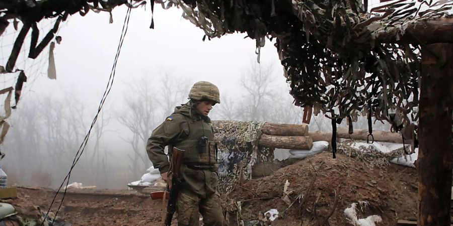 Ein ukrainischer Soldat bringt sich in Stellung an der Frontlinie zu Russland in der Region Donezk. (Archiv) Foto: Vitali Komar/AP/dpa