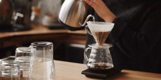 Eine der Grundlagen der Bulletproof-Diät ist Filterkaffee mit Butter und Öl zum Morgenessen. Kaffee