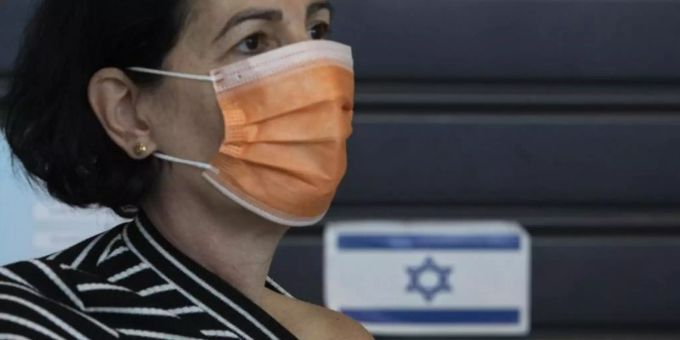 Eine Frau erhält in einem Impfzentrum in Tel Aviv eine Impfung. Foto: Sebastian Scheiner/AP/dpa israel