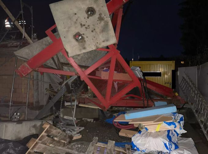 Die Ursache, warum der Baukran umgestürzt ist, bleibt noch unklar. baukran