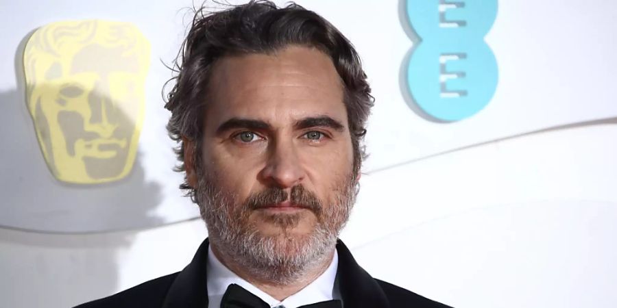 ARCHIV - Joaquin Phoenix bei der Verleihung der 73. BAFTA-Filmpreise in London. Foto: Joel C Ryan/Invision/AP/dpa