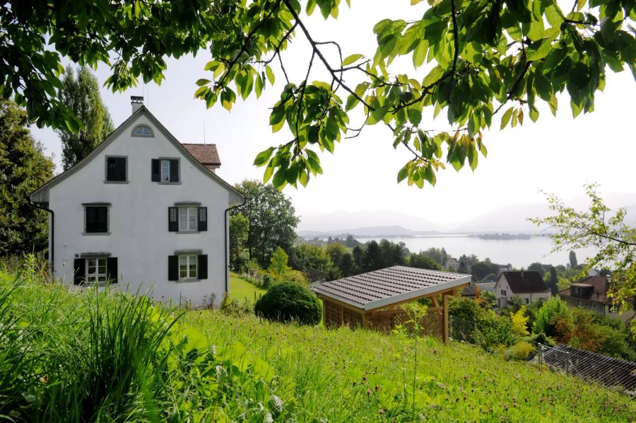 Das Haus befindet sich in Uerikon ZH auf einer Anhöhe mit Sicht auf den Zürichsee.