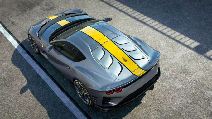 Statt einer Heckscheibe trägt der Ferrari 812 Versione Speciale eine Aero-Platte am Heck Ferrari 812 Versione Speciale