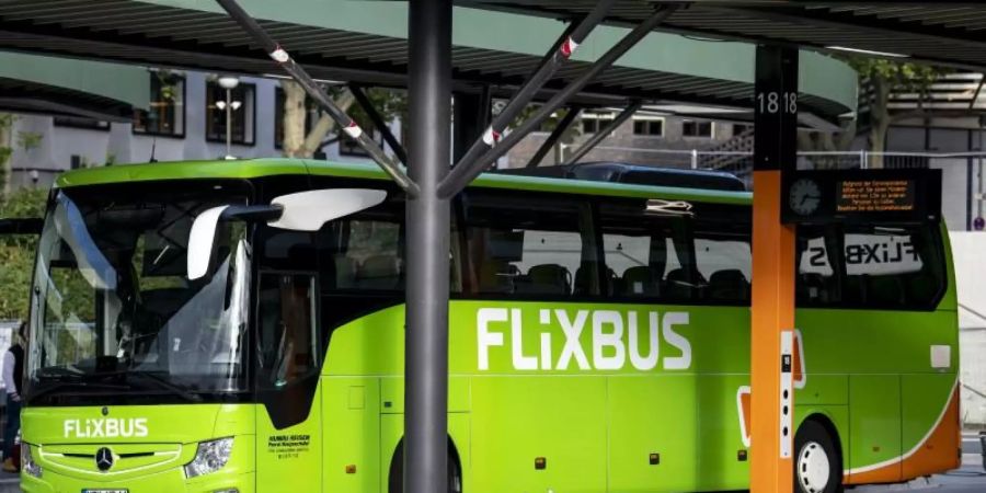 Ein Flixbus steht im Zentralen Omnibusbahnhof in Berlin. Fünf Monate war Stillstand bei dem Fernbus-Anbieter. Foto: Fabian Sommer/dpa