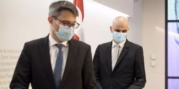 Lukas Engelberger, Präsident der Konferenz der kantonalen Gesundheitsdirektorinnen und -Direktoren (GDK), erscheint mit Bundesrat Alain Berset an einer Pressekonferenz. GDK Engelberger Berset