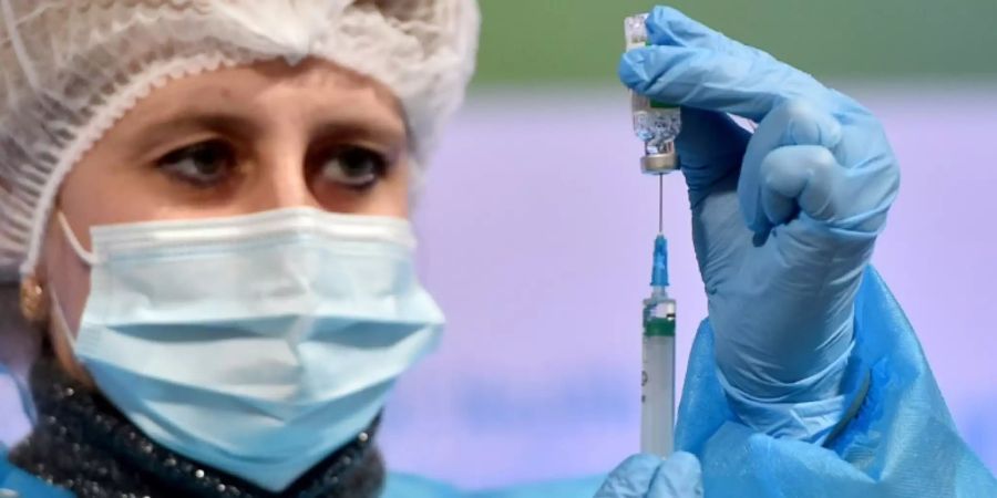 Spritze mit Astrazeneca-Impfstoff wird aufgezogen