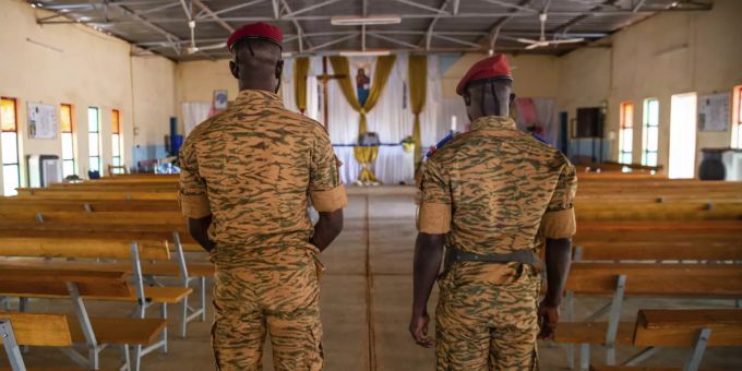 Zwei Soldaten stehen in der katholischen Kirche in der Kaserne der 10. RCAS-Armee in Kaya, Burkina Faso, Samstag, 10. April 2021. (Symbolbild) Burkina Faso Military Chaplains