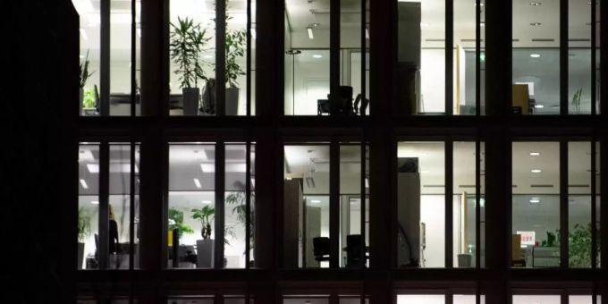 Licht leuchtet in einem Bürogebäude. Trotz Pandemie wurden im vergangenen Jahr 1,67 Milliarden Überstunden geleistet. Foto: Sebastian Gollnow/dpa/Symbolbild Licht leuchtet in einem Bürogebäude. Trotz Pandemie wurden im vergangenen Jahr 1,67 Milliarden Überstunden geleistet. Foto: Sebastian Gollnow/dpa/Symbolbild