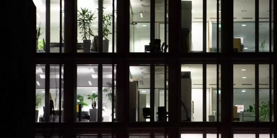 Licht leuchtet in einem Bürogebäude. Trotz Pandemie wurden im vergangenen Jahr 1,67 Milliarden Überstunden geleistet. Foto: Sebastian Gollnow/dpa/Symbolbild