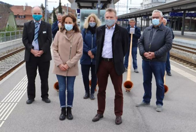Übergaben den Bahnhof Konolfingen der Bevölkerung: Hansueli Bumann, Guiomar Molina-Ruiz, Alexandra Grossenbacher, Heinz Suter, Markus Geissbühler und im Hintergrund das Alphorn Quartett Chon Konolfingen Bahnhof
