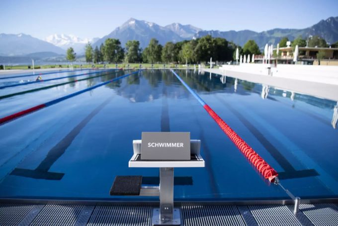 Sicht auf das 50-Meter Schwimmbecken im Strandbad Thun im Mai 2020. Das aus den 1930-er Jahren stammende Strandbad wurde ettappenweise von 2017-2020 für gut 17 Millionen Franken saniert und zählt pro Jahr rund 360'000 Besucher. Strandbad Thun