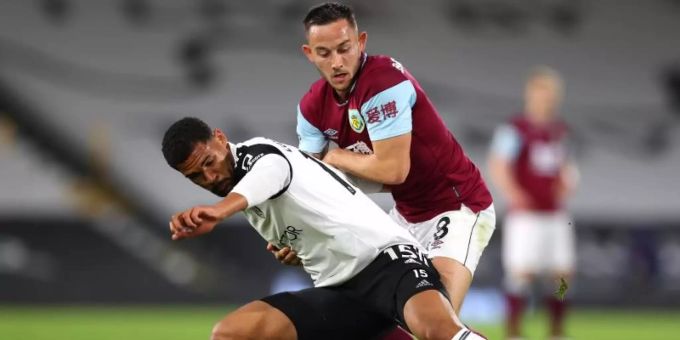 Fulhams Ruben Loftus-Cheek, hier gegen Burnleys Josh Brownhill, steigt mit seinem Team ab. Foto: Catherine Ivill/PA Wire/dpa Fulhams Ruben Loftus-Cheek, hier gegen Burnleys Josh Brownhill, steigt mit seinem Team ab. Foto: Catherine Ivill/PA Wire/dpa