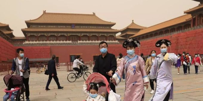 Chinas Bevölkerung wächst auf insgesamt 1,41 Milliarden. Doch das Wachstum verlangsamt sich. Foto: Ng Han Guan/AP/dpa China bevölkerung