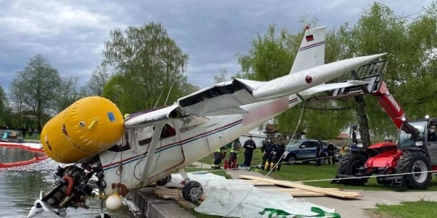 Das abgestürzte Kleinflugzeug wird aus dem Öschlesee gezogen. Foto: Davor Knappmeyer/dpa