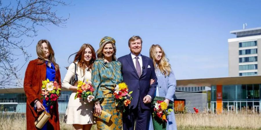 König Willem-Alexander (2.v.r) und Königin Maxima (m) mit ihren Töchtern Prinzessin Ariane (l), Prinzessin Alexia (2.v.l) und Prinzessin Amalia (r) in Eindhoven. Foto: Koen Van Weel/ANP/dpa