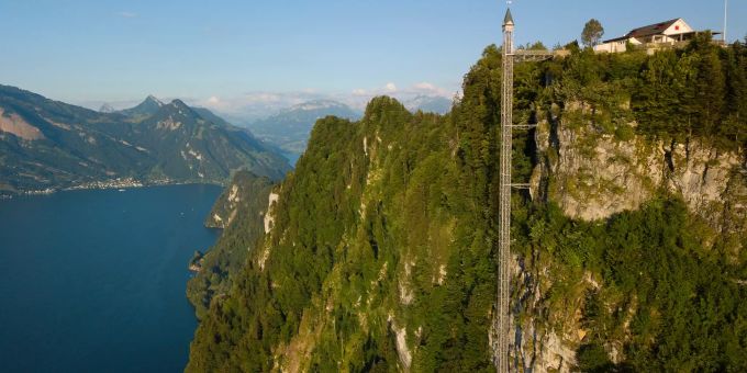 Blick auf den Hemmetschwand Lift. Bürgenstock Lift Flesenweg