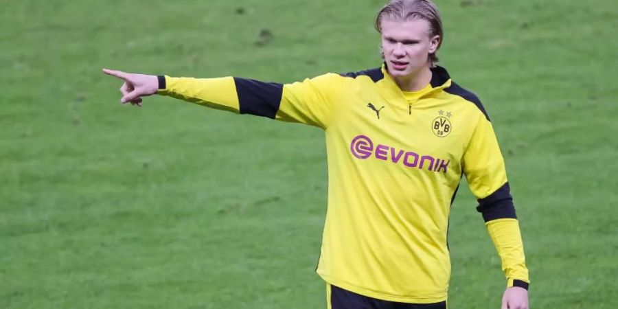 Topstürmer Erling Haaland spielt laut Sportdirektor Zorc auch in der nächsten Saison beim BVB. Foto: Jan Woitas/dpa-Zentralbild/dpa