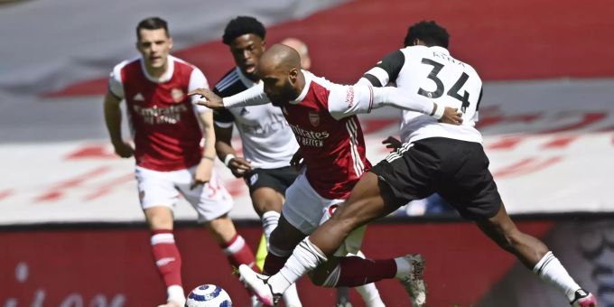 Arsenals Alexandre Lacazette im Duell mit Fulham-Verteidiger Ola Aina. Arsenal