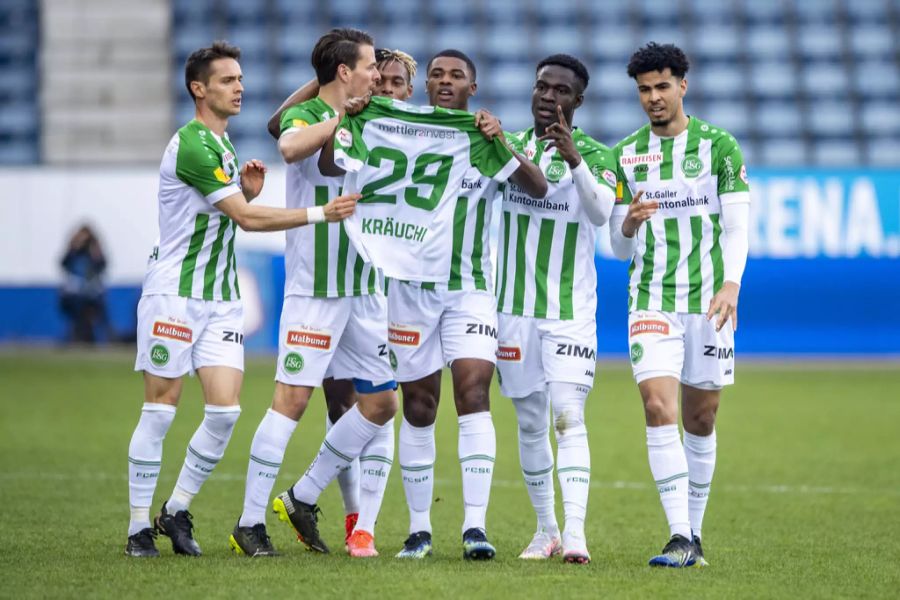 Die St.Galler zeigen nach einem Tor das Trikot des verletzten Mitspielers Alessandro Kräuchi.