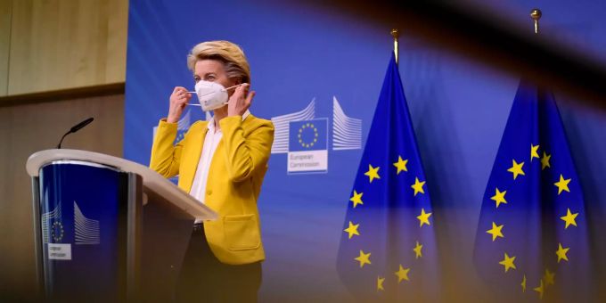 Ursula von der Leyen, Präsidentin der Europäischen Kommission, verlässt das Podium nach einer Erklärung im EU-Hauptquartier. Coronavirus - Europäische Union