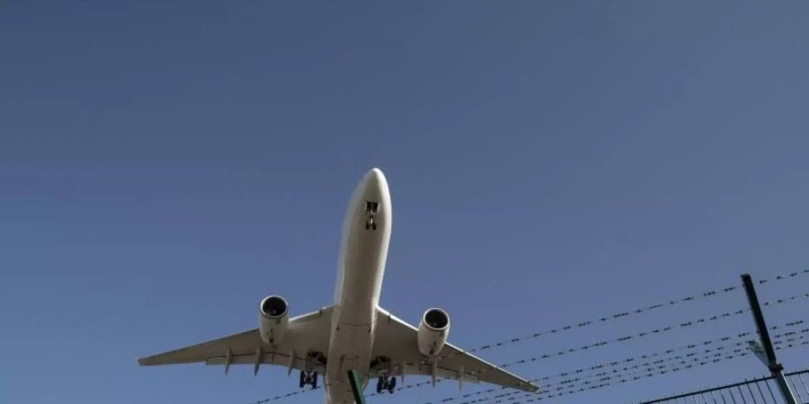 Bis 2030 wollen Politik und die Luftfahrtbranche mindestens 200.000 Tonnen nachhaltig erzeugtes Kerosin verwenden. Foto: Boris Roessler/dpa