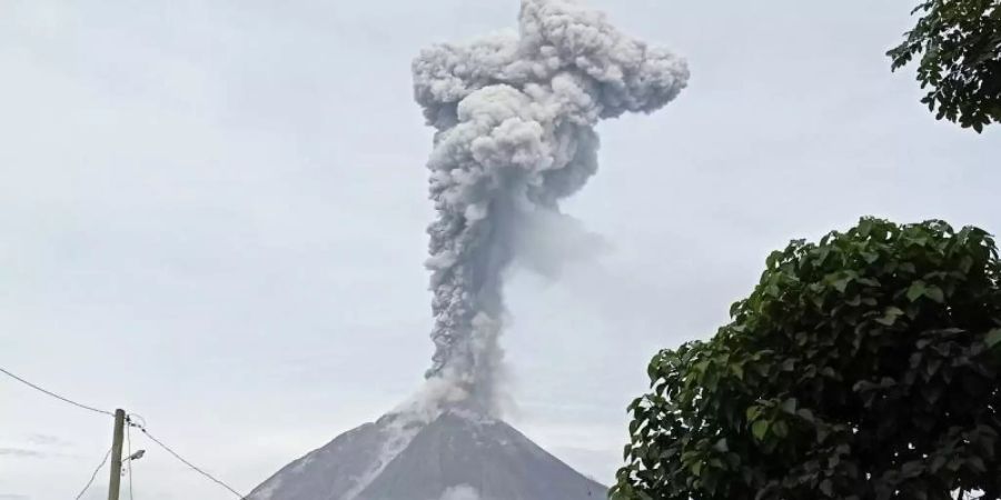 Der etwa 2460 Meter hohe Sinabung blieb jahrhundertelang ruhig, doch seit 2010 bricht er immer wieder aus. Foto: Sastrawan Ginting/AP/dpa