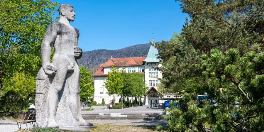 Obrecht- Denkmal aus dem Jahr 1959 im Lindenpark. Hinten Schulhaus III Bezirksschule  Grenchen.