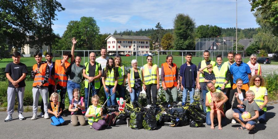 Viele Personen mit Leuchtwesten