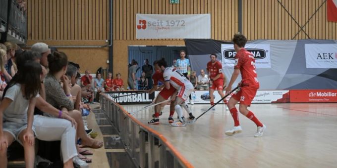 Enea Widmer (Nr. 32) schiesst Thun gegen Eggiwil zum Sieg. Thun gegen Eggiwil