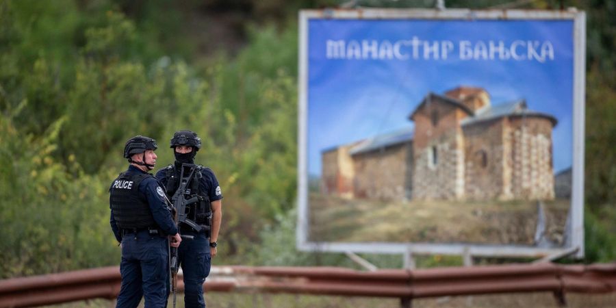 Polizisten aus dem Kosovo sichern eine Kreuzung, die zum Banjska-Kloster führt.