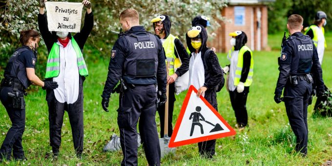 In Pinguinkostümen - Klima-Protest am Sylter Flughafen