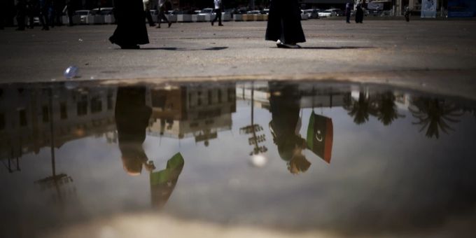 Zwei libysche Frauen schwenken, 2009, die Landesflagge. Nun empfing die Nation am Mittelmeer 29 Tonnen an medizinischen Hilfsgütern. (Archivbild) lybien