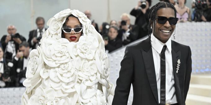 War die Outfitwahl bei der Met Gala im Mai 2023 bereits ein Hinweis auf die Namenwahl für Söhnchen Riot Rose? Rihanna