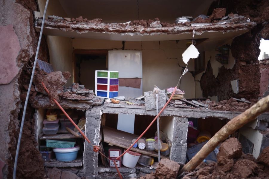 Ein zerstörtes Haus nach Erdbeben in Ouirgane