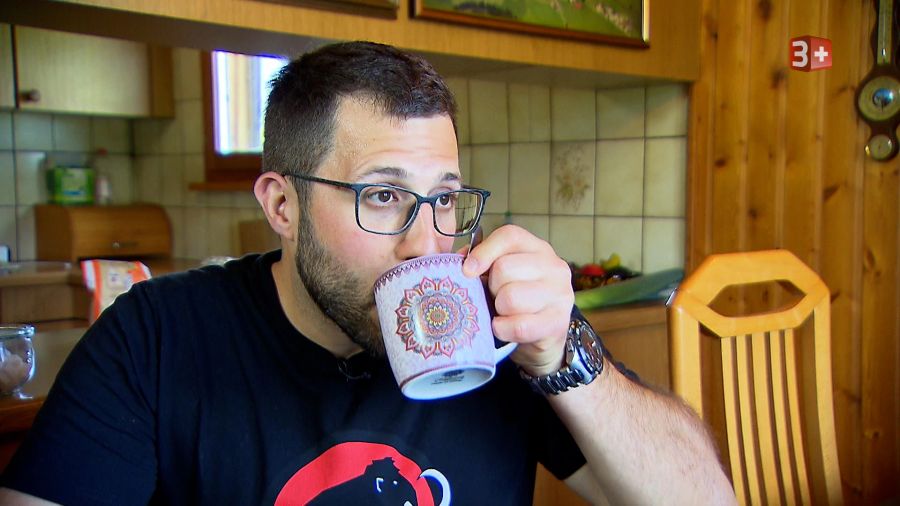 Pascal muss sich den Kaffee selber machen.