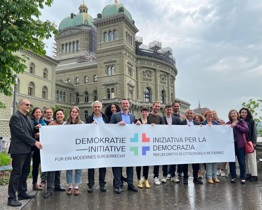 Vor dem Bundeshaus in Bern wurde die Demokratie-Initiative lanciert.