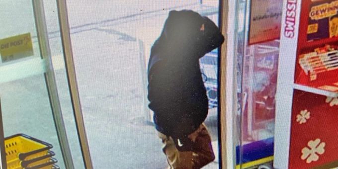 Der Täter beim Betreten des Geschäfts. Bettwiesen Raubversuch