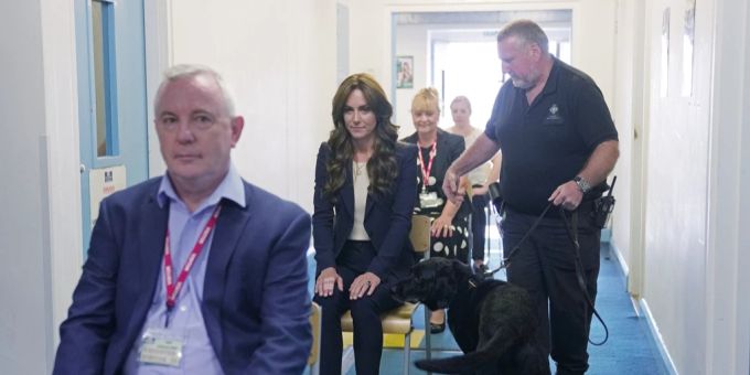 Keine Ausnahme für Royals: Ein Drogenhund kontrolliert, ob Prinzessin Kate Drogen dabeihat. Prinzessin Kate middleton