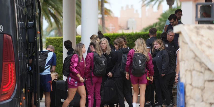 Die Spielerinnen der spanischen Nationalmannschaft bei der Ankunft im Hotel in Oliva.