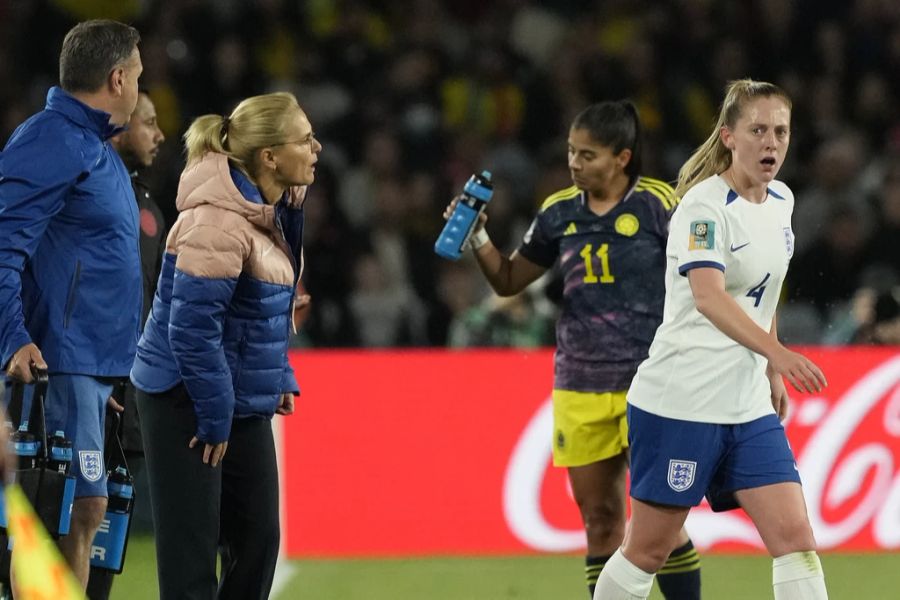 Sarina Wiegman spricht mit einer ihrer Spielerinnen.