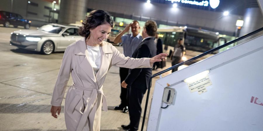 Bundesaussenministerin Annalena Baerbock steigt am Flughafen von Abu Dhabi in die Regierungsmaschine.