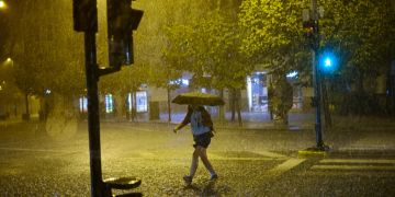 Frau im Regen