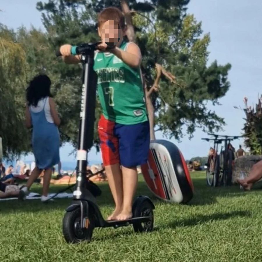 Immer wieder fahren Kinder auf E-Trottis herum.