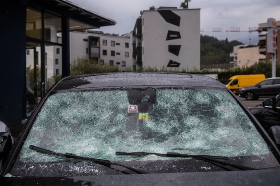 In der Region Locarno stürmte es vergangene Nacht heftig. Tennisballgrosse Hagelkörner sorgten für Schäden.